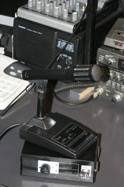 Microfono Icom SM20 e sullo sfondo mixer BEHRINGER